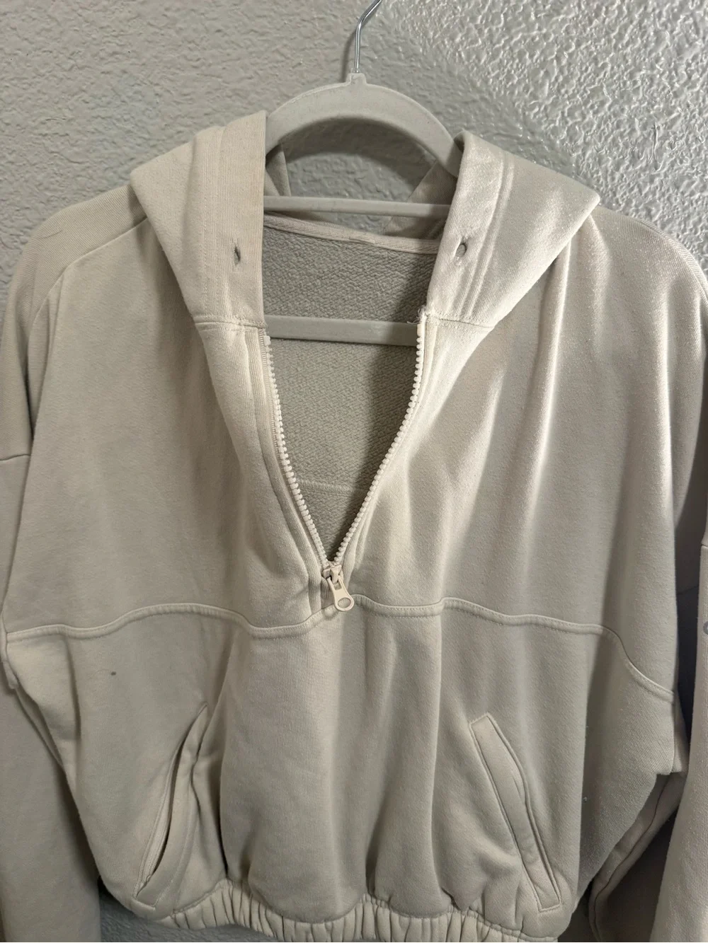 ALO Yoga Cropped Half-Zip Hoodie in Cream